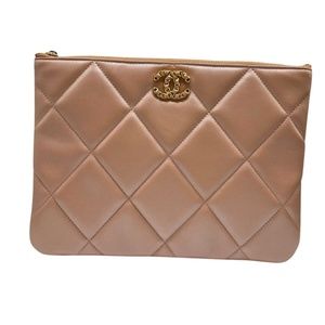 CHANEL: 19 O-Case